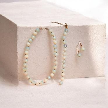 cuff sirga: Ağ rəng təbii daşdır Opalit muncuq boyunbağı və sırğa dəsti. Dəstdə — 1