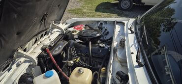 ваза напольная стеклянная высокая без узора: Ağ rəngli VAZ-2106 sedan avtomobili. Dörd qapılı bu avtomobil retro — 5