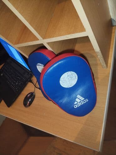 kişi üçün idman əlcəkləri: Adidas fokus yastıqları (mitts) – 1 cüt - Rəng: mavi-qırmızı, ön — 1
