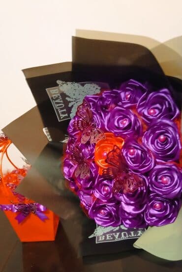 gul bayrami sekiller: Lentdən solmayan güllər bənövşəyi rəngli, 21 ədədli gül buketi 14 — 3