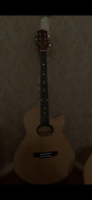 Akuistik gitara – cutaway korpuslu model. - Korpus: təbii ağac rəngi
