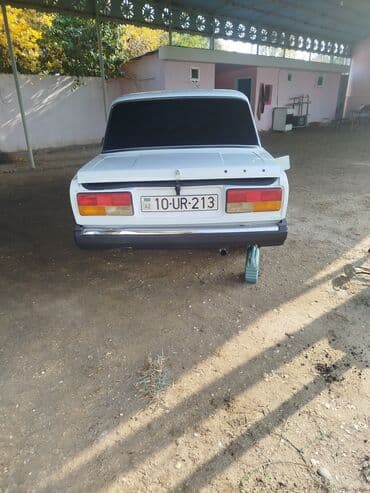 sprinter oturacaqlar: VAZ 2107 sedan, ağ rəng. Klassik kuzov dizaynı, xrom ön barmaqlıq və — 5