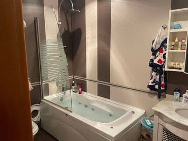 8 mikrorayon: 8 Noyabr metro stansiyasının girişi ilə üzbəüz 3 otaqlı təmirli ev — 11