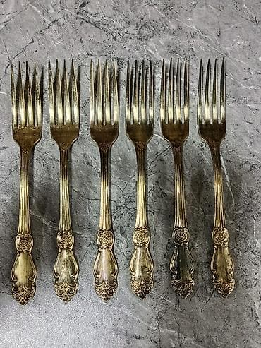 Столовые приборы: Qızıl tonlu süfrə ləvazimatı dəsti – 18ədəd Tərkibi: - 6 ədəd şorba — 7