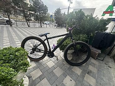 Dağ/şəhər hibrid velosiped - Rəng: mat qara, bənövşəyi sükan və