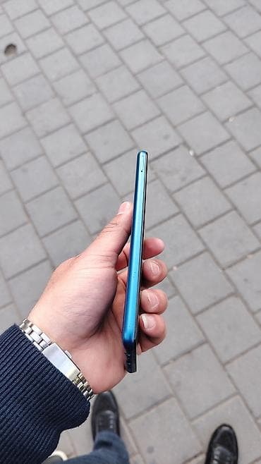 Mavi rəngli smartfon - Zərif, nazik gövdə; metal effekti verən mavi