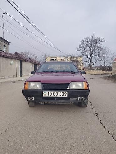 Avtomobil: Sedan, 4 qapı, bordo rəng Marka/model: (şəkildən görünən)