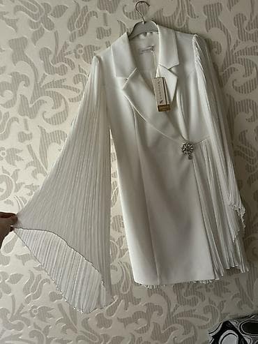 toy sekilleri: 140 azn alınıb 70 azn satıllr Ağ rəngdə zərif paltar-kostyum — 2