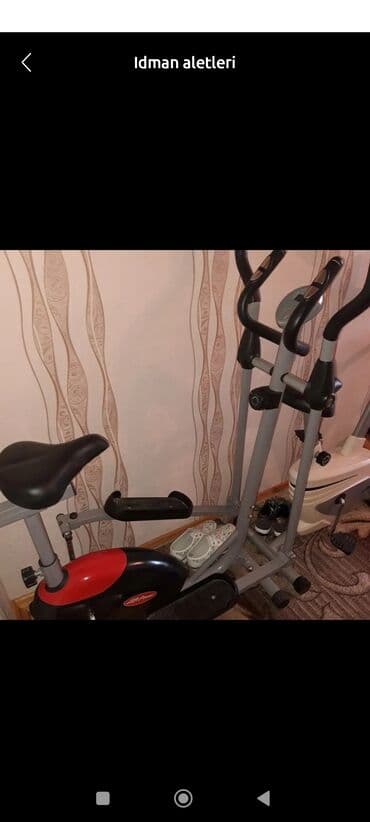 Evdə idman üçün nəzərdə tutulmuş, oturacağı və hərəkətli qolları olan