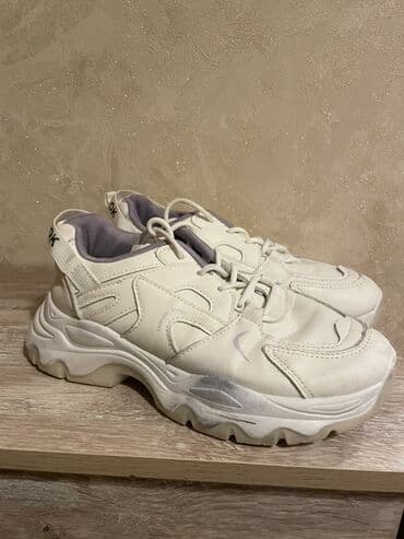 kişilər ucun qacış krossovkaları: • Brend: New Balance (ikili “N” loqolu) • Model tipi — 7