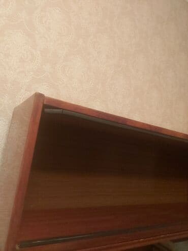 uşag masası: Yaxşı vəziyyətdə uşaq masası. 6 yaşa qədər 2 ədəd kitab rəfi. biri 30 — 7