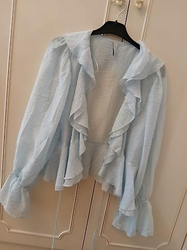 Açıq mavi qadın bluzası - Model: qıvrım detallı, frill/volanlı dizayn — 2