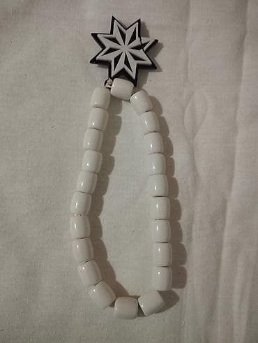 Ağ rəngli muncuq təsbeh - Material: parlaq səthli ağ plastik/akril