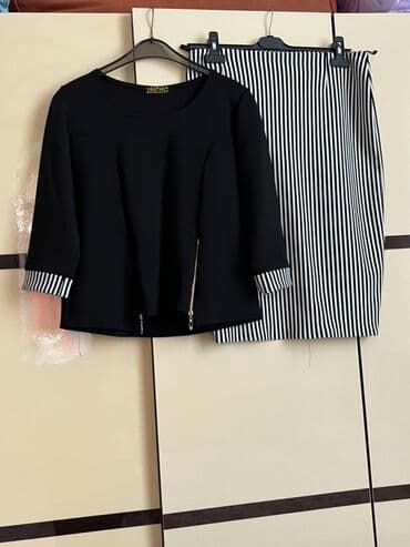 женские деловые костюмы: Qara rəngli, üçdə bir qollu bluz və zolaqlı ətəkdən ibarət dəst — 7