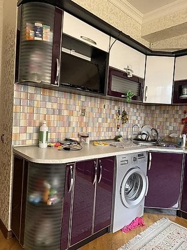 real qiz sekilleri: Bənövşəyi və ağ rənglərdə olan bu künc mətbəx dolabı dəsti müasir — 2