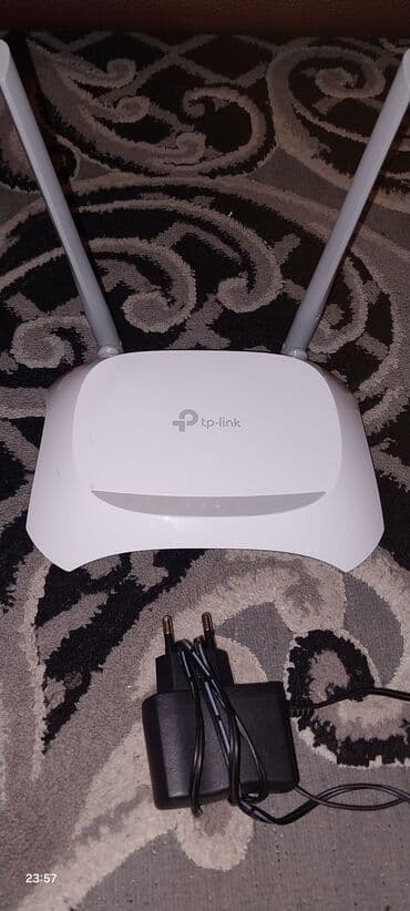internet klubun icarəsi: TP-Link brendinin ağ rəngli simsiz routeri, evdə və ya ofisdə internet — 1