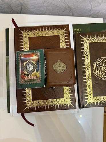 Dini kitablar: İslami kitab dəsti Məzmun: - 2 ədəd klassik üslublu, qəhvəyi rəngli — 4