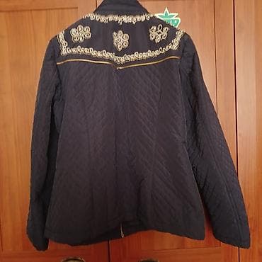 Toy paltarları və aksesuarları: Qadın üçün qara rəngli, yüngül qapiton jaket. Xüsusiyyətlər: - Yaxası — 2