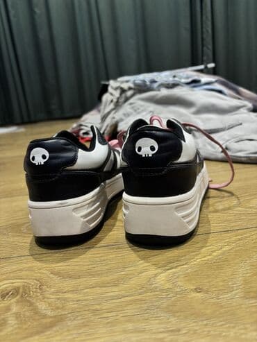 Makasin və loferlər: Qara-ağ rəng palitrası və çəhrayı bağlarla idman üslublu — 2