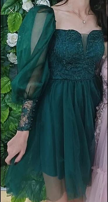 Tünd yaşıl rəngdə zərif qısa ziyafət paltarı. Çox qısa deyil. -