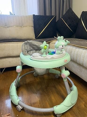 Uşaq gəzdiricisi (baby walker) – yaşıl rəngdə, dairəvi baza və