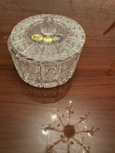 Şəffaf şüşədən hazırlanmış, qapaqlı, dairəvi formada qab. Qabın səthi