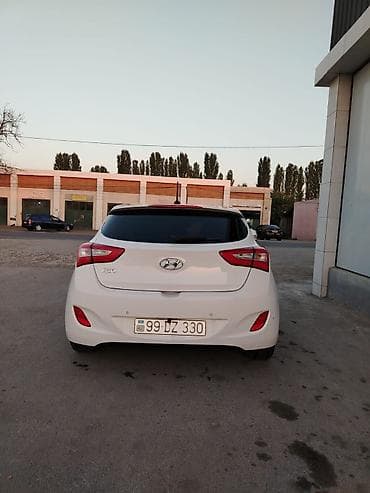 purjun satisi: Hyundai i30 (ağ rəng, hatchback) - Kuzov: 5 qapılı hatchback — 5
