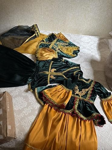 Qadınlar üçün milli rəqs geyimi dəsti - Rənglər: tünd yaşıl (zümrüd)