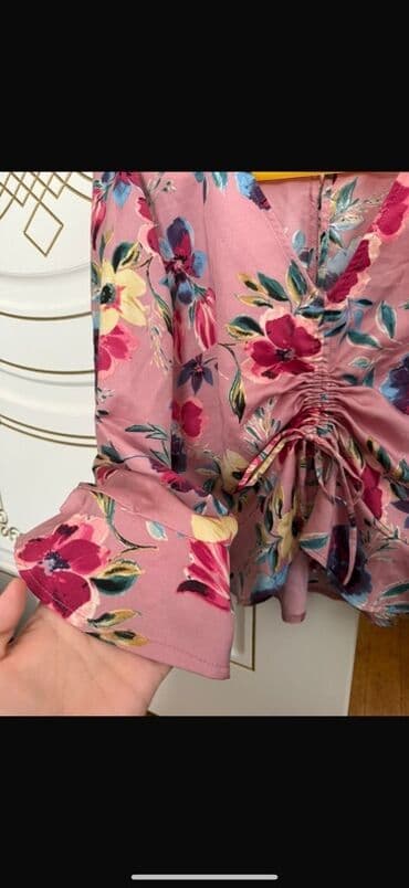 çiçəkli ətəklər: Bershka qadın bluzu - Rəng və naxış: Pudra-çəhrayı fon üzərində iri — 2