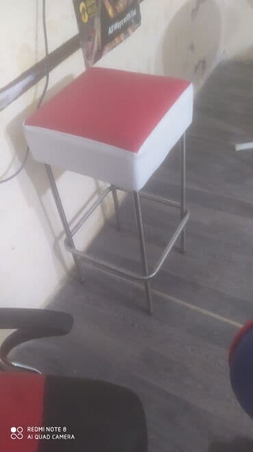 Metall karkaslı bar taburesi - Oturacaq: kvadrat formalı, qırmızı-ağ