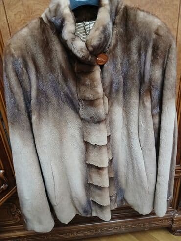 женские свитера с мехом: Zərif rəng çalarları ilə qadın xəz paltosu. Paltarın ön hissəsində iri — 5