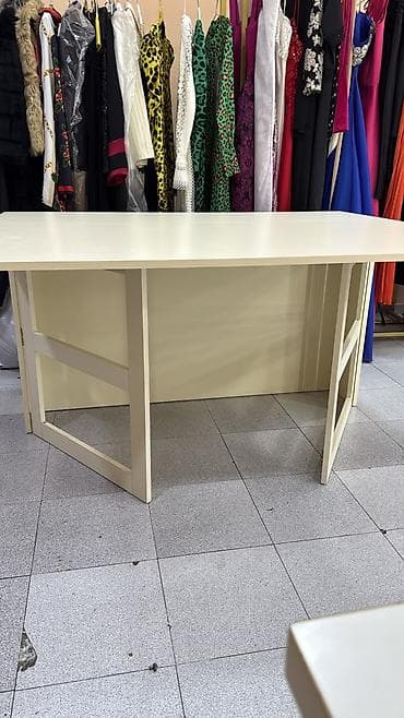 masa transformatoru: Təkərsiz, sabit konstruksiyalı iş/masaüstü masa. - Material: ağ/bej — 1