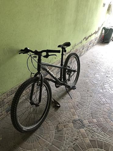 Trek dağ velosipedi – alüminium hardtail gövdə, düz (flat) sükan və