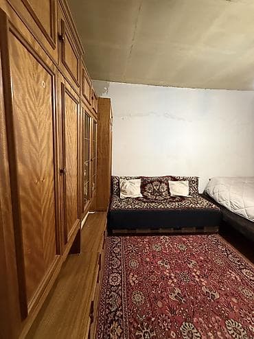 seki ayliq evler: Merkezde xan baginin yaninda 1 otaqli ev kiyraye verilir. uzun — 1