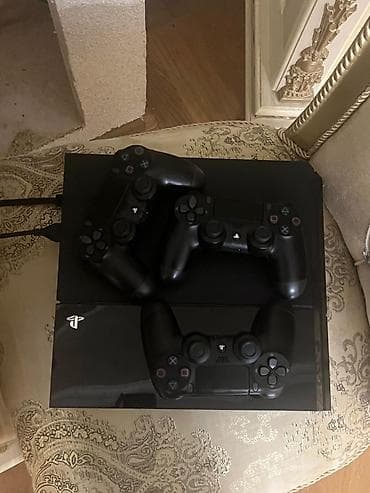 PlayStation 4 Fat 500 GB 3 pult şunur ve s her şey verilir üstünde