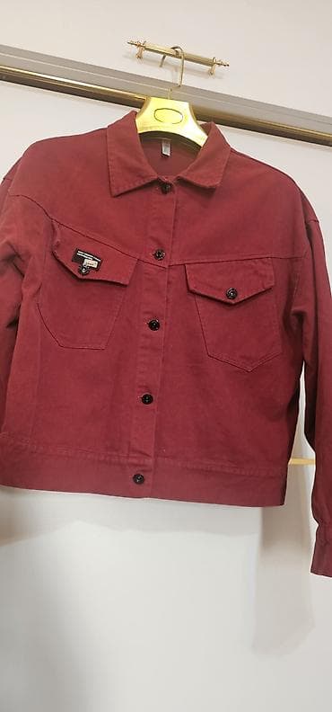 jordan jaket: Bordo rəngdə qısa kəsimli denim gödəkçə. Xüsusiyyətlər: - Parça — 2