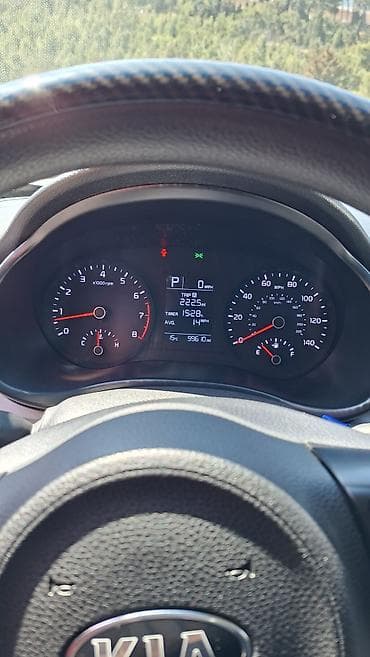 Kia: Kia Rio sedan – ağ rəng, Azərbaycan nömrə nişanı ilə. Şəhər və uzun — 10