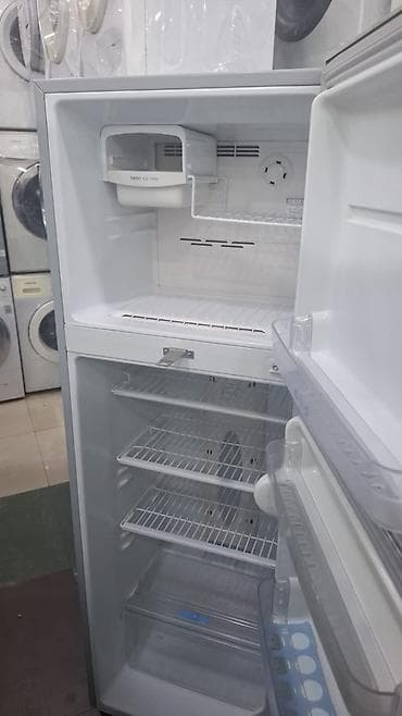 soyuducu: LG markalı, ikiqapılı soyuducu. Üst hissədə dondurucu, alt hissədə isə — 2