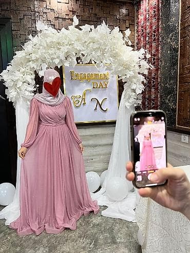 Pudra-çəhrayı rəngdə, tam qapalı abiye/nişan libası. 38-40 razmer -