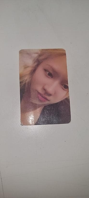 qəpik albomu: Məhsul:"Blackpink" "Rose" BORN PINK albumundan. Kagizdan skoclanib — 1