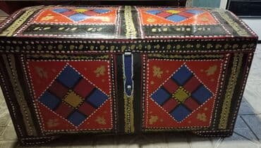 Rəngli naxışlarla bəzədilmiş sandıq