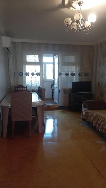 Kirayə üçün 2 otaqlı mənzil (tam mebellə) - Geniş qonaq otağı: divan