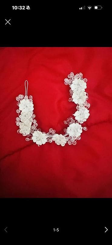 ziyafet geyim: Ağ rəngli gül və muncuqlarla bəzədilmiş saç aksesuarı. Bu aksesuar ağ — 1