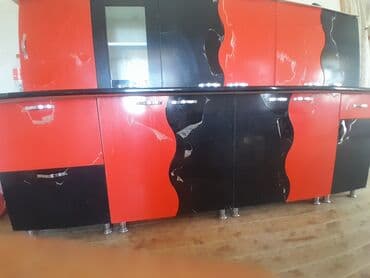 asma tavan metbex ucun: Müasir üslubda dizayn edilmiş qırmızı və qara rənglərdə mətbəx dolab — 1