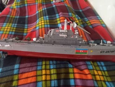 Suda üzən böyük gəmi. zaryadka ilə işlıyir