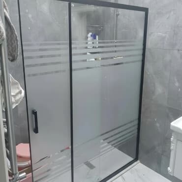 Vannalar: Şüşə duş kabinası, hamam otaqları üçün nəzərdə tutulmuş. Qara — 1