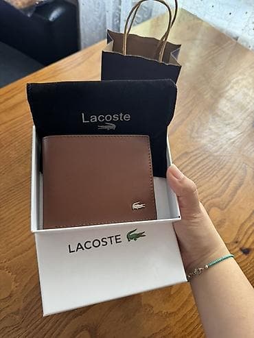 Lacoste kişi pulqabısı – klassik qəhvəyi rəngdə, kompakt və zərif — 2