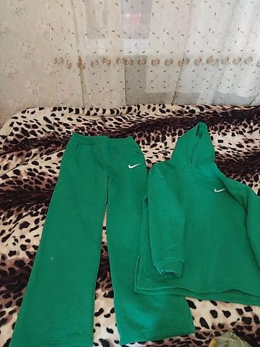 nike papaq: Yaşıl rəngli idman dəsti: - 2 hissədən ibarət: kapüşonlu svitşört və — 1