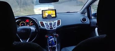 Ford Fiesta, mavi rəng, 5 qapılı hetçbek. Xüsusiyyətlər: - Avtomatik — 9