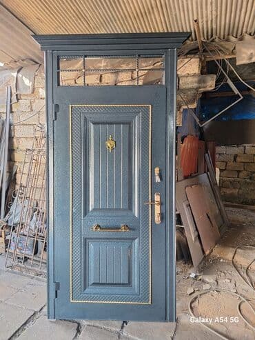 pəncərə qapi: Naxışlı qızılı haşiyəli, qara rəngli metal giriş qapısı. Qapının üst — 5